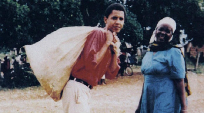  Tổng thống Mỹ Obama chụp ảnh cùng bà nội Sarah Hussein Obama trong chuyến về thăm quê Kenya năm 1987.